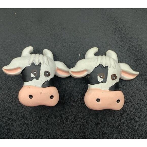 Vintage Adorable And Whimsical Cow Resin Clip On Earrings - Picture 1 of 4